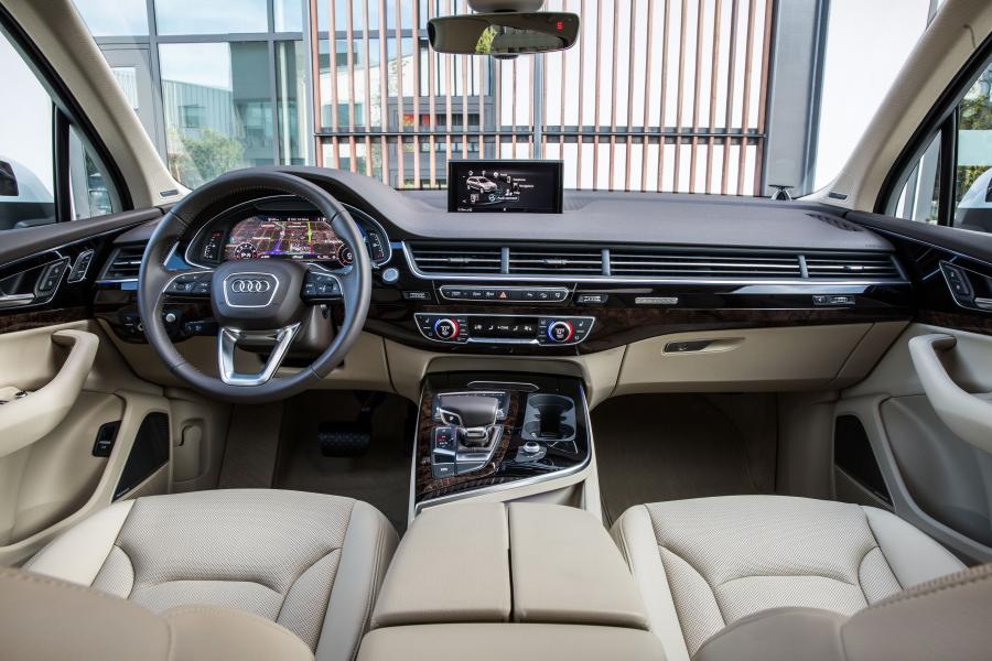 Торпедо Audi Q7 TFSI Quattro (4M) 2016 года  (NA) (фото 4 из 40)